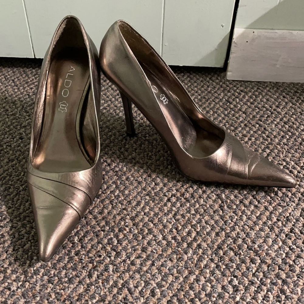 Rare bronze pumps!